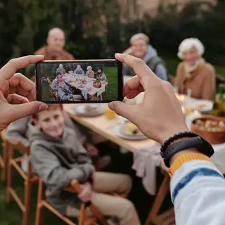 Семейный ужин, фото на телефон